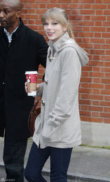 高清组图：泰勒-斯威夫特伦敦街拍马尾辫清新