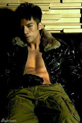 组图：小黑马黄智博写真曝光 展现性感狂野型男