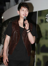 高清图：韩星宋钟基粉丝签名会 短发清爽笑容灿烂