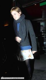 组图：艾玛-沃特森针织围脖搭小西装 印花裙配黑丝