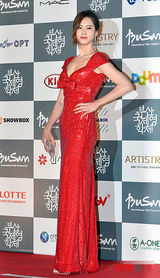 组图：高雅罗红裙似火惹人瞩目 长发轻挽尽显风情