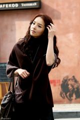 高清组图：金孝妍代言照弃纯情 爆炸头破皮裤奔放