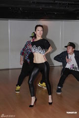 组图：关心妍为演唱会苦练纤腰 透露服装质地轻薄