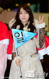 组图：GirlsDay穿红斗篷亮相机场 娇俏可爱