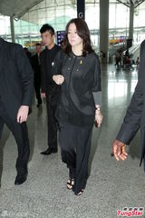 组图：李英爱全黑素服离港全程不发一语