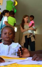 幻灯图集：安吉丽娜-朱莉厄瓜多尔探望当地儿童