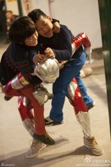 组图：天天石头大战奥特曼 Kimi冷眼围观