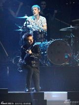组图：Muse乐队摇滚不断电 High翻全英音乐奖