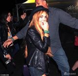 组图：林赛-罗韩露乳险走光 夜店与众男调情