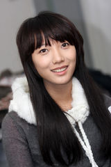 幻灯图： 王珞丹谈《琥珀》 被经纪人“逼”演话剧