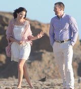 组图：克里斯-埃文斯和米歇尔拍戏海滩谈情