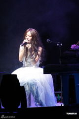 组图：陈綺贞小巨蛋开唱 脚踏车上场展独特摇滚风