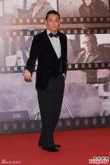 组图：梁家辉亮相金像奖红毯 举手致意