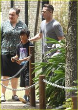 组图：朱莉皮特携孩子们游玩 一家八口声势浩大