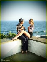 组图：泰勒比基尼亮相独立日派对 脸画油彩狂欢