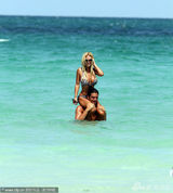 组图：《花花公子》女星和男友海滩戏水 风骚送飞吻