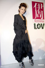 幻灯图：王珞丹出席庆典 郑元畅金西装闪耀全场