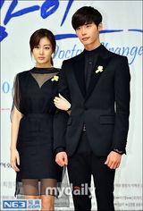 组图：张亮演韩剧牵手朴海镇 李钟硕黑西装帅气