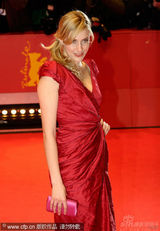 幻灯：本-斯蒂勒《格林伯格》首映 红裙女主角亮丽