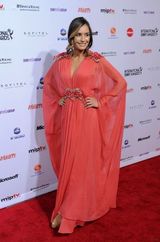 组图：Lady Gaga身着怪异镂空裙助阵国际艾美奖