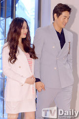 组图：宋茜泫雅靓装现身 金孝珍大码衫遮孕肚