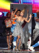 组图：蔡依林爆乳金属战袍开唱 造型火辣百变