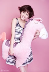 组图：徐洁儿情人节写真大片 短发造型娇俏可人