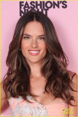 组图：超模安布罗休粉色短裙婀娜多姿