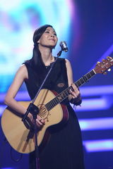 高清图集：新浪网络盛典 张悬深情演唱笑容满面