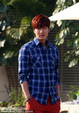 组图：李敏镐广东拍广告 舔嘴卖萌人气爆棚