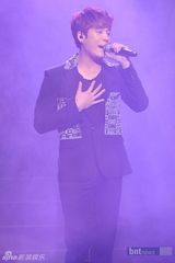 组图：2AM首尔举办粉丝见面会 好友李贤助阵同乐