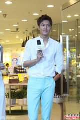 组图：韩星李敏镐上演神速变装 秀中文获赞许