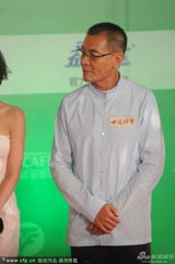 组图：《十送红军》剧组亮相红毯 女星爆乳争艳