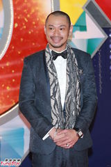 组图：金刚红毯搞笑 龚嘉欣乐瞳可爱礼服亮相