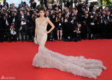 高清组图：伊娃-朗格利亚长裙亮相戛纳红毯