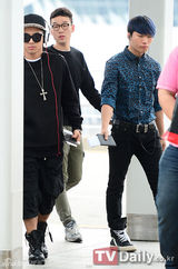 组图：韩团BigBang赴新加坡开唱 TOP带伤亮相