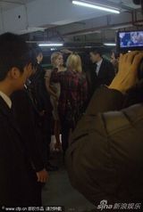 组图：帕里斯女王出巡捧花娇笑 数十保镖开道