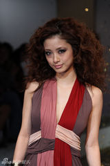 组图：日本女星上户彩客串模特走秀展示礼服