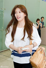 组图：秀智清新装赴法拍广告 金秀贤如邻家男孩