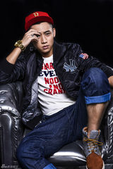 组图：魏晨最新潮范儿写真曝光 坚持做自己