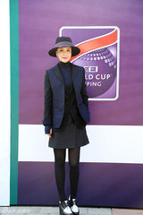 组图：孙宁出席国际马术杯 贵族骑士风显优雅