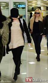 组图：少女时代休闲装扮亮相机场