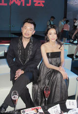 组图：秦岚出席时尚派对 从容大气演绎“优雅女王”