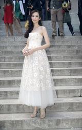 组图：吴佩慈受邀巴黎高定秀 蕾丝裙飘逸似仙子
