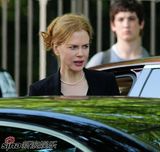 高清组图：妮可-基德曼片场拍新片 造型优雅知性