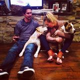 组图：《大爆炸》佩妮结婚 与新婚丈夫甜蜜满满