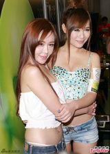 组图：港台嫩模隔空大战 孙旗不知鸡排妹是谁