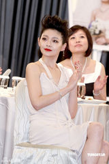 幻灯图：大S白色礼服高贵优雅 恨嫁苦等真命天子