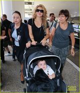 组图：夏奇拉携子赴巴黎 儿子清秀可爱似女孩