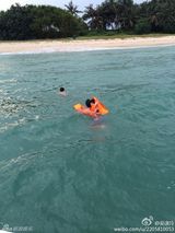 组图：曹格一家四口海边度假 父子卖萌娇妻美艳